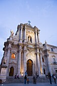 People strolling in front of the cathedral in the evening, Piazza Duomo, Ortygia, Syracuse, Sicily, Italy, Europe
