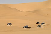 SUV on sand dunes, Erg Awbari, Sahara desert, Fezzan, Libya, North Africa, Africa