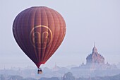 Balloon and Su-la-ma-ni Pahto, Bagan (Pagan), Myanmar (Burma), Asia