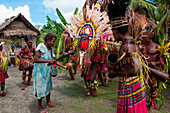 Stammesmitglieder in traditionellen Kostümen beim Tanz, Kopar, East Sepik Provinz, Papua-Neuguinea, Südpazifik