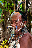 Stammesmitglied in traditionellem Kostüm beim Tanz, Pigeon Island, East New Britain Provinz, Papua-Neuguinea, Südpazifik