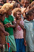 Dunkelhäutige Teenager Mädchen mit blonden Locken, Insel Nendo, East New Britain Provinz, Papua-Neuguinea, Südpazifik