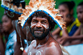 Stammesmitglied in traditionellem Kostüm beim Tanz, Biak, Papua, Indonesien, Asien