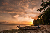 Auslegerkanu am Strand bei Sonnenuntergang, Biak, Papua, Indonesien, Asien