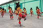 Folklore und Tanzvorführung an der Pier für Passagiere von Expeditions-Kreuzfahrtschiff MS Hanseatic (Hapag-Lloyd Kreuzfahrten), Semarang, Java, Indonesien, Asien