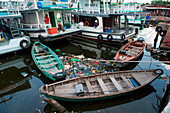 Müll treibt inmitten von Booten im Hafenbecken, Phu Quoc, Mekong Delta, Vietnam, Asien