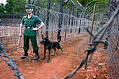 Stacheldraht und Figur von Wachposten mit Wachhund im ehemaligen Gefängnis heutzutage Museum, Phu Quoc, Mekong Delta, Vietnam, Asien