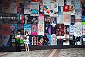 Junges Paar vor Wand des Hong Kong Museum of Art, Hongkong, Hong Kong, Asien