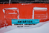 Schneeverwehungen an argentinischer Wetterstation (derzeit nicht bemannt), Halfmoon Island, Südshetland-Inseln, Antarktis
