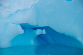 Detailaufnahme von blauem Eis von einem Eisberg, Neko Harbour, Grahamland, Antarktis