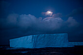 Mondaufgang über dem 36 km langen Eisberg B17A (das sichtbare Segment ist nur ca. 3 km lang), nahe Drygalski Fjord, Südgeorgien, Antarktis