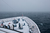 Schnee- und Eisbedeckter Bug von Expeditions-Kreuzfahrtschiff MS Hanseatic (Hapag-Lloyd Kreuzfahrten), nahe Südshetland-Inseln, Antarktis