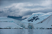 Segelboote (!) in schneebedeckter Landschaft, Paradise Bay (Paradise Harbor), Danco-Küste, Grahamland, Antarktis