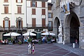 Cafe and statue, Piazza Vecchia, Bergamo, Lombardy, Italy, Europe