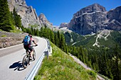 Cyclists, Sella Pass, Trento and Bolzano Provinces, Trentino Alto Adige/South Tyrol, Dolomites, Italy, Europe