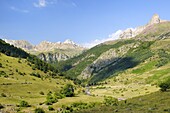 Rio Aragon Subordan and upper Hecho valley overlooked by karst limestone peaks and woods, Huesca, Aragon, Spain, Europe
