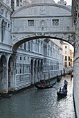 Gondolas at the Bridge of Sighs (Ponte dei Sospiri), Venice, UNESCO World Heritage Site, Veneto, Italy, Europe