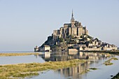 The island of Mont-Tombe and the 12th century Benedictine Abbey of Mont-St.-Michel, UNESCO World Heritage Site, on the estuary of the river Couesnon, Basse Normandie, France, Europe