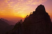 Sunset, Rong Cheng Peak, Huang Shan (Yellow Mountain), UNESCO World Heritage Site, Anhui Province, China, Asia