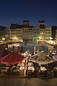Street performers, cafes and stalls at dusk, Old Town Square (Rynek Stare Miasto), UNESCO World Heritage Site, Warsaw, Poland, Europe