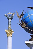 Statue of a blue globe with doves of peace and symbol of Kiev statue, Maidan Nezalezhnosti (Independence Square), Kiev, Ukraine, Europe
