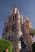 Parroquia de San Miguel Arcangel, late 19th century church and statue of Friar Juan de San Miguel in front, San Miguel de Allende, Guanajuato, Mexico, North America