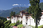 Trongsa Dzong set against tree-covered mountains, Trongsa, Bhutan, Himalayas, Asia