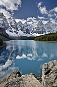 Moraine Lake in the fall with fresh snow, Banff National Park, UNESCO World Heritage Site, Alberta, Rocky Mountains, Canada, North America