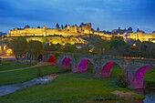 Le Pont Vieux (the old bridge), on the Aude River, Medieval city of Carcassonne, UNESCO World Heritage Site, Aude, Languedoc-Roussillon, France, Europe