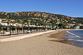 Beach with the Esterel Corniche mountains in the background, Agay, Provence, Cote d'Azur, France, Mediterranean, Europe