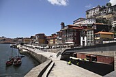 The River Douro runs alongside the Ribeira District, UNESCO World Heritage Site, Porto, Douro, Portugal, Europe