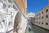 Doge's Palace, Bridge of Sighs and gondola, Piazza San Marco, Venice, UNESCO World Heritage Site, Veneto, Italy, Europe
