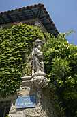 Statue an Villa,  Villeneuve les Avignon,  Frankreich