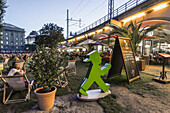 Bar mit Liegestühlen im Monbijoupark abends,  S Bahn,  Berlin Mitte