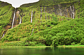 Wasserfälle Poco da Alagoinha in den Bergen fließen in See, Poco das Patas, zwischen Faja Grande und Fajazinha, Insel Flores, Azoren, Portugal, Europa, Atlantik