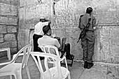 Soldat und zwei andere Männer beten an der Klagemauer, Jerusalem, Israel