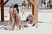 Mädchen posen für ein Bild am Strand, Tel Aviv, Jaffa, Israel