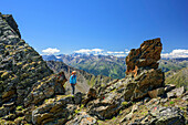 Frau beim Wandern steigt über Blockgrat zum Zwieselbacher Rosskogel auf, Zwieselbacher Rosskogel, Sellrain, Stubaier Alpen, Tirol, Österreich