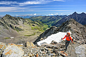 Woman hiking ascending towards Hoher Seeblaskogel, Grubenwand and Luesenser Fernerkogel in background, Hoher Seeblaskogel, Sellrain, Stubai Alps, Tyrol, Austria