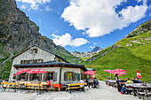 Lucknerhütte mit Großglockner im Hintergrund, Großglockner, Hohe Tauern, Osttirol, Österreich