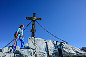 Frau steht am Gipfel des Großglockner, Großglockner, Hohe Tauern, Osttirol, Österreich