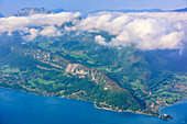 Blick auf Lac d'Annecy und Roc des Boeufs de Sud im Hintergrund, Hochsavoyen, Frankreich