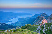 Morgenstimmung über Lac d'Annecy, von La Tournette, Hochsavoyen, Frankreich