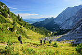 Mehrere Personen beim Wandern steigen vom Schachen ab, Schachen, Wetterstein, Werdenfelser Land, Oberbayern, Bayern, Deutschland