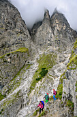 Mehrere Wanderer steigen durch das Val Canali ab, Felstürme im Hintergrund, Rifugio Pradidali, Pala, Dolomiten, UNESCO Weltnaturerbe Dolomiten, Trentino, Italien