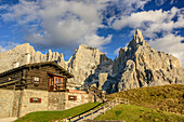 Baita Segantini mit Cima dei Bureloni, Cima della Vezzana und Cimon della Pala, Pala, Dolomiten, UNESCO Weltnaturerbe Dolomiten, Trentino, Italien
