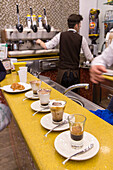 Reihe Espressogläser, Tassen, Espresso, Macchiato, Caffé, Innen, Theke, Bar, Stehkaffee, Kultur, Lifestyle, Stadt, Neapel, Napoli, Italien