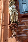 Goslar, Barock Figur Abundancia und Dukatenmaennchen, Dukatenscheisser, Fassade der Kaiserworth, Niedersachsen, Deutschland