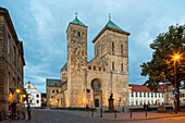 Dom St. Peter, Abendlicht, blaue Stunde, Domplatz, Osnabrueck, Niedersachsen, Norddeutschland, Deutschland