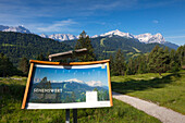 Info-Tafel vor dem Wetterstein- und Zugspitzmassiv mit Alpspize, Zugspitze und Waxenstein, bei Garmisch-Partenkirchen, Werdenfelser Land, Bayern, Deutschland